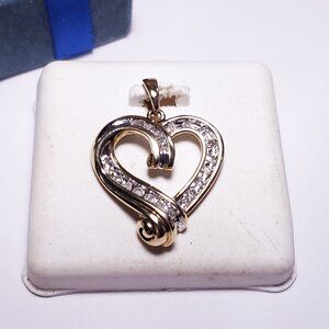 Estate .25ctw Natural Rd/Bag Diamond Polished 10Kt YG Open Folds Heart Pend22718